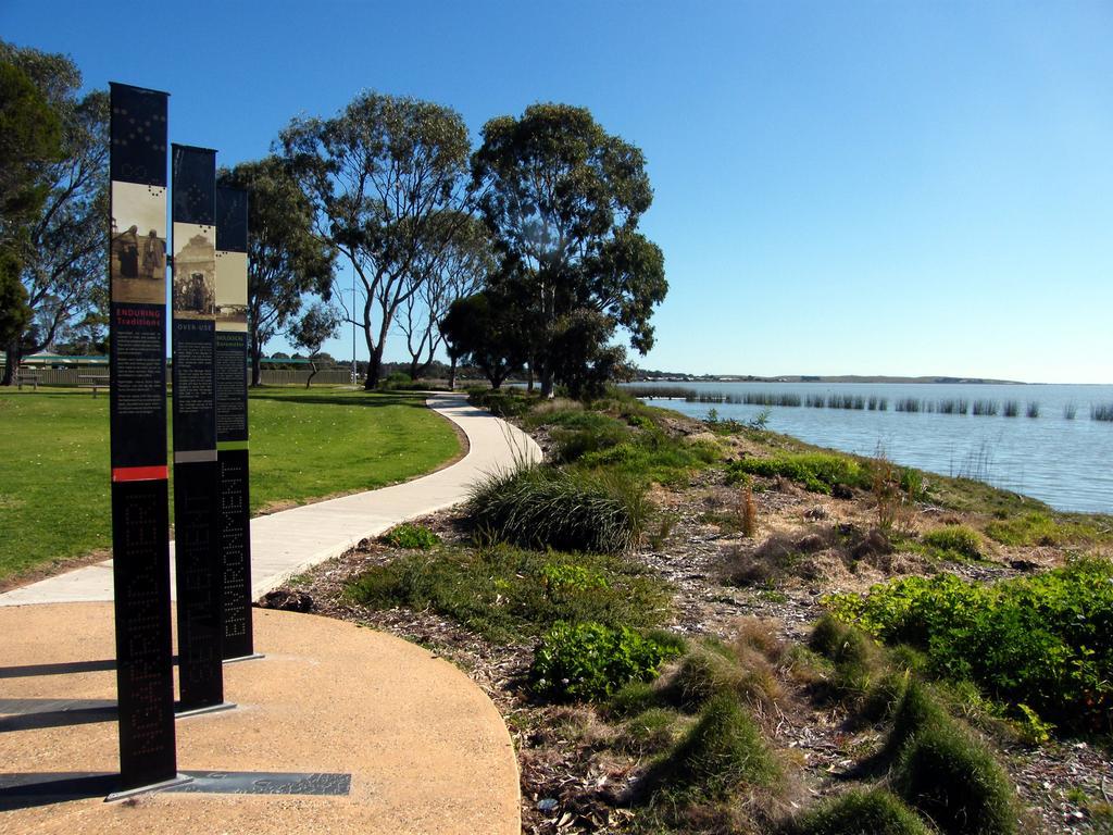 Coorong Waterfront Retreat Vila Meningie Exterior foto