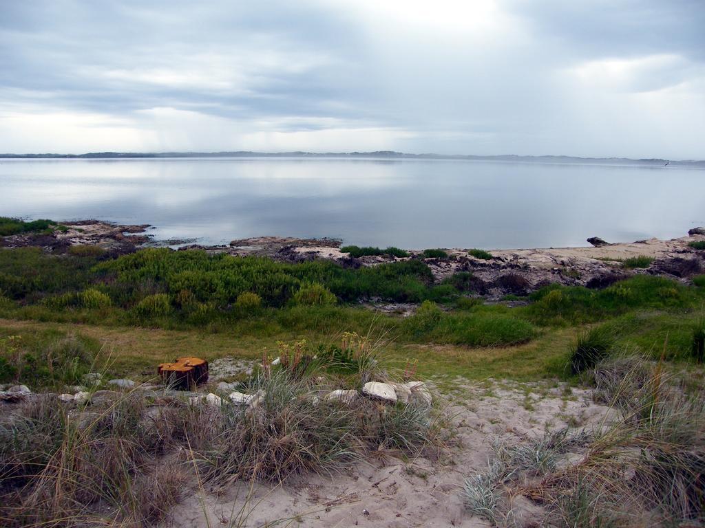 Coorong Waterfront Retreat Vila Meningie Exterior foto